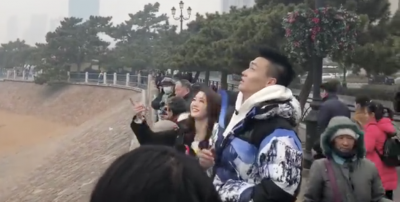 ​CBA全明星降至，赵睿和美女主播海边喂鸽子，球迷：目不斜视！