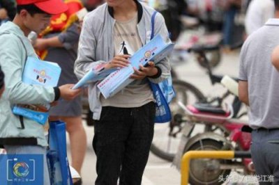​高考考场发复读传单 视频  高考门口发复读传单