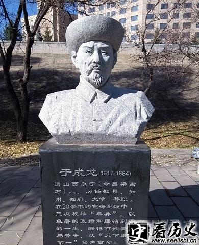于成龙雕像
