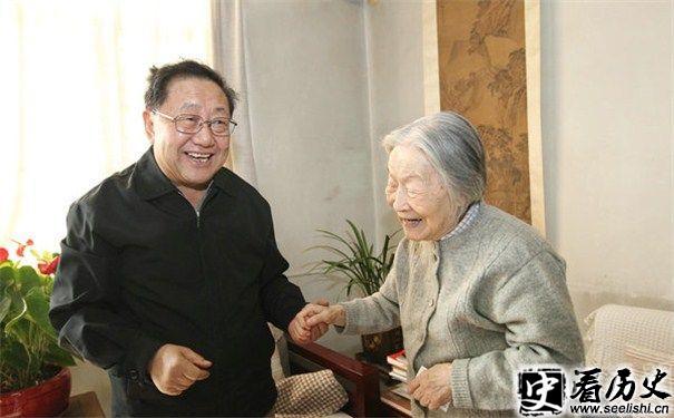 杨绛（右）图片