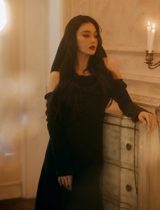 ​张馨予穿黑裙露香肩 细腰长腿身材完美