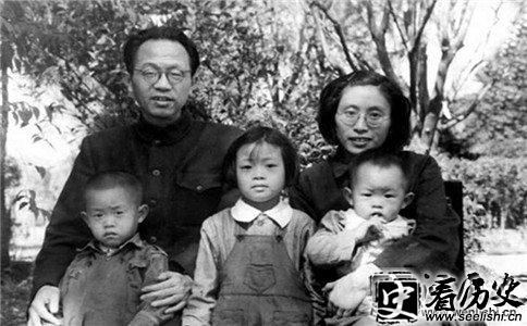 黄克诚和子女的合影