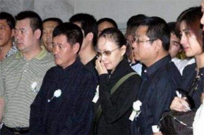 ​李萱个人简介：她母亲是著名演员高秀敏，8年内父母双亡，丈夫成她依靠