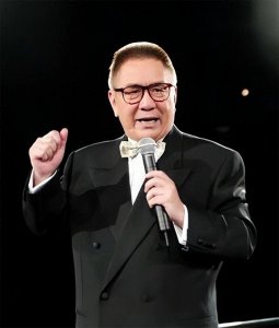 ​香港音乐鬼才黄霑：拳打李小龙，痛骂刘德华，纵横乐坛36年，他为何无人超越？