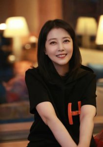 ​周海媚骨灰安葬在香港 港媒曝其遗产由姐弟继承