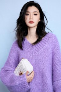​奚梦瑶穿紫色毛衣大秀美腿 发丝飞扬气场强