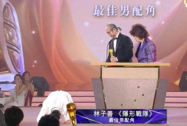 TVB颁奖感人！配角奋斗30年获奖痛哭跪地