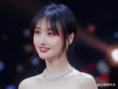 ​郑爽近照曝光，面颊圆润，穿名牌染黄发变精神小妹
