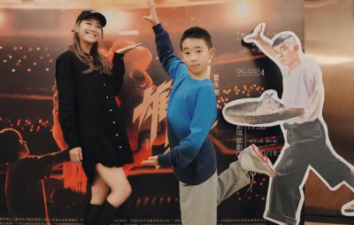 ​应采儿携子看音乐剧，Jasper手舞足蹈与袁咏仪聊天