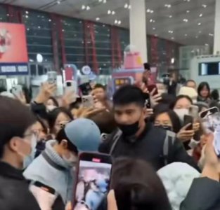 ​王俊凯机场怒怼代拍，人民网发声