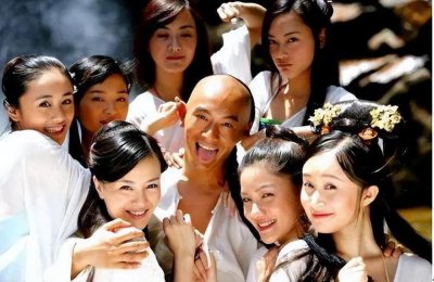 ​71岁影帝曾妻妾成群，六女共侍一夫，今再娶7房娇妻