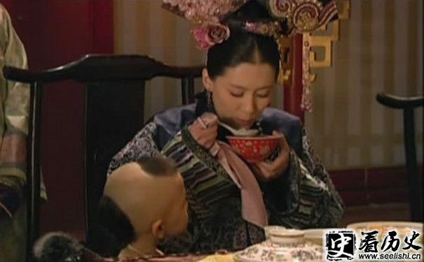 《甄嬛传》孟静娴误食汤羹剧照