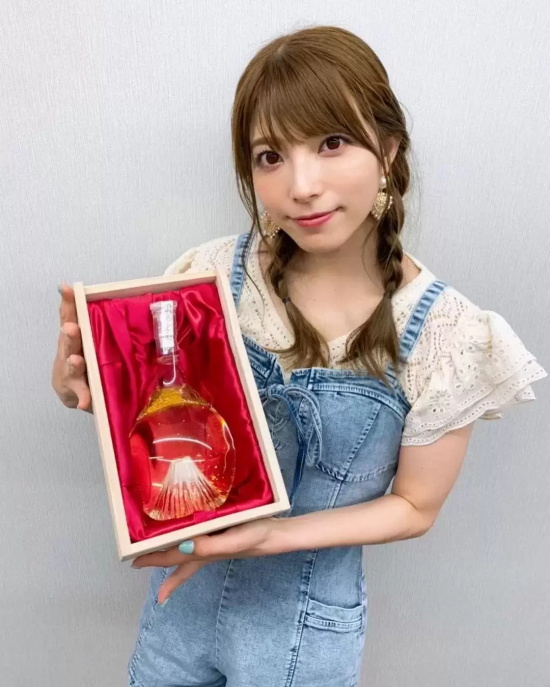 萝莉脸蛋，强壮身材，出道两年就成为DMM第一女神——上原亚衣