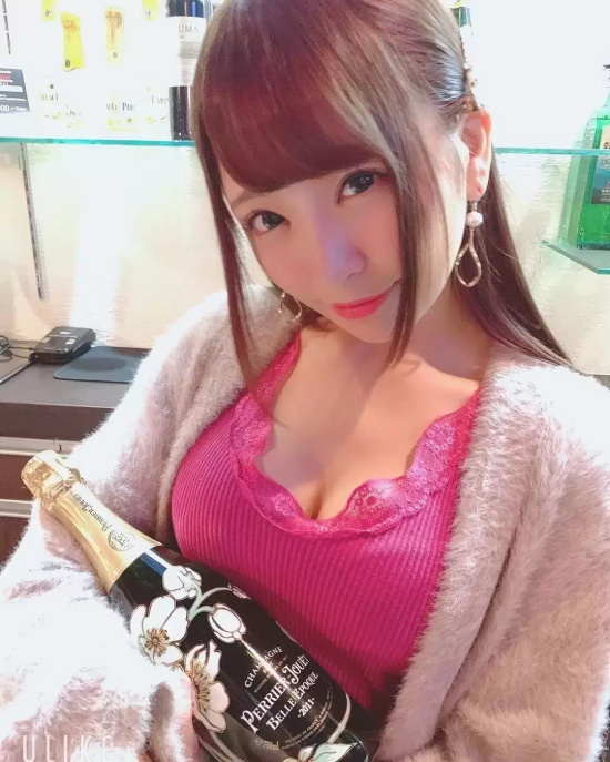 极品眼镜娘，曾经是SOD女子社员的顶尖人才—加藤桃香