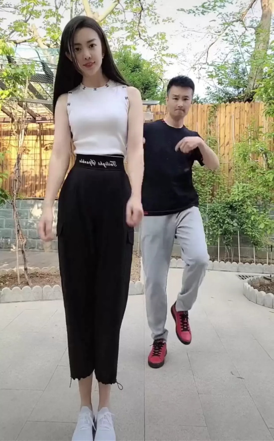 刘和刚的个人资料简介有几个孩子的？近日发布一家四口热舞小视频