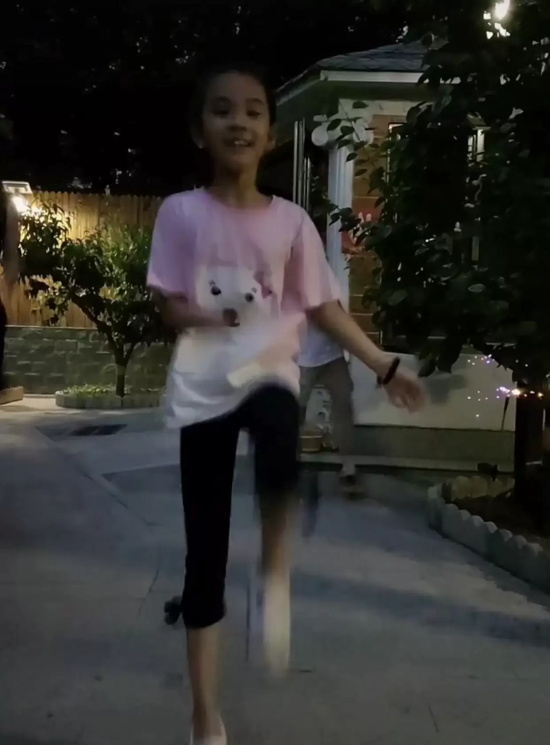 刘和刚的个人资料简介有几个孩子的？近日发布一家四口热舞小视频