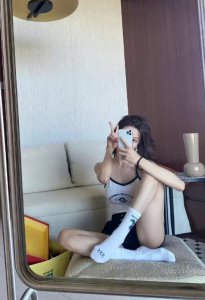 ​钟楚曦对镜自拍写真，黑白撞色细吊带突出高挑身材