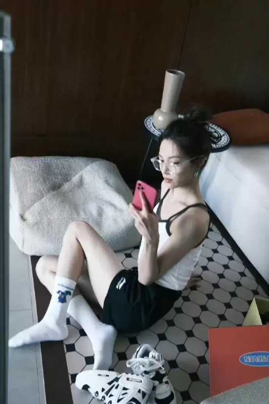 钟楚曦对镜自拍写真，黑白撞色细吊带突出高挑身材