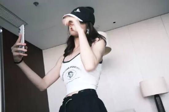 钟楚曦对镜自拍写真，黑白撞色细吊带突出高挑身材