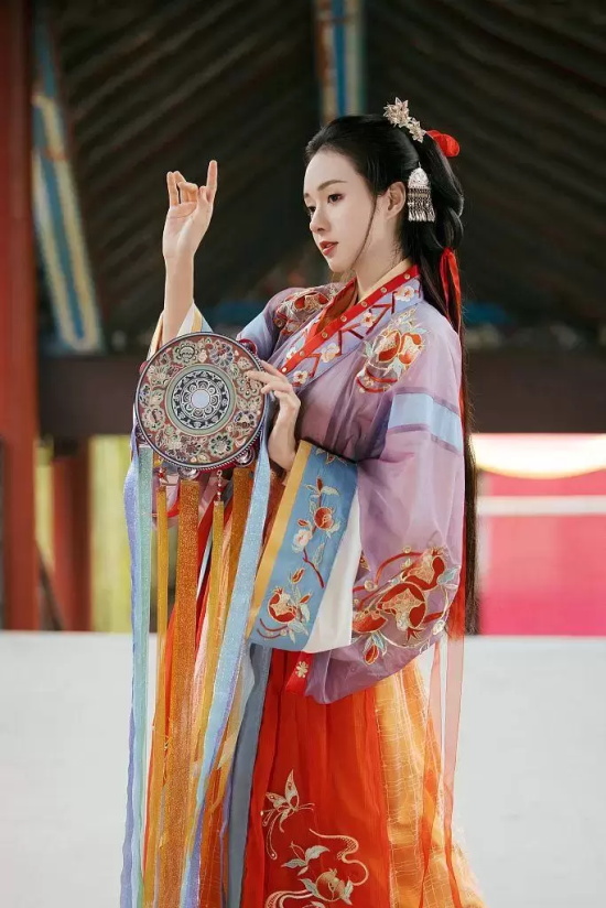 郑合惠子古装彩衣写真，一袭红衣明艳大方