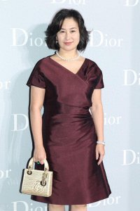 ​何超琼与干女儿形影不离，这位吃定女富豪的37岁妈妈，真有两下子