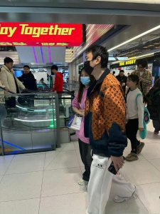 ​王思聪与美女搂腰逛商场被偶遇，女方身份疑似曝光