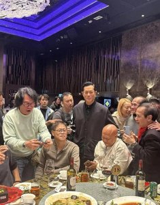 ​古天乐与成龙同台，一个“蜡像脸”一个自然，差距太大