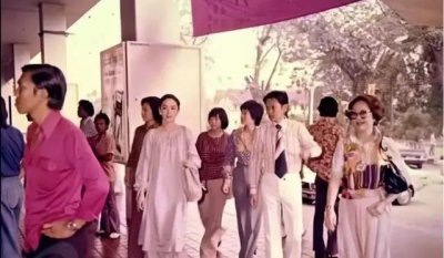 ​1977年，23岁的林青霞在吉隆坡商场逛街，仙气飘飘