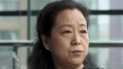​前夫是张国立，儿子是张默，她却是一个单身36年的可怜母亲