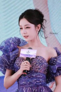 ​迪丽热巴紫色斜肩裙高贵优雅 小院踱步美如花仙子