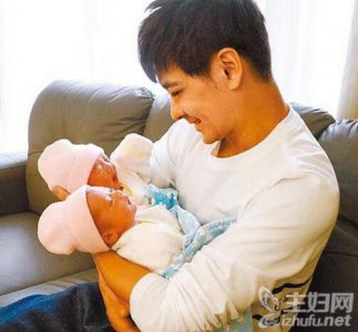 ​林志颖双胞胎儿子名字 林志颖怀抱双胞胎儿子好有爱
