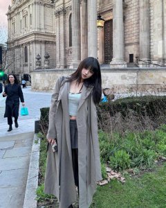 ​汪峰大女儿罕晒英国游玩照，个高腿长颜值高，造型超时尚