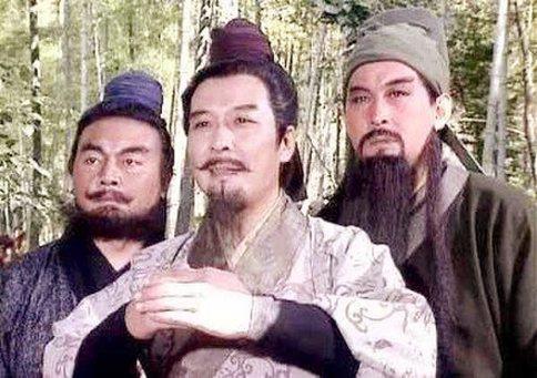 刘关张结拜是依据年龄大小排行么?
