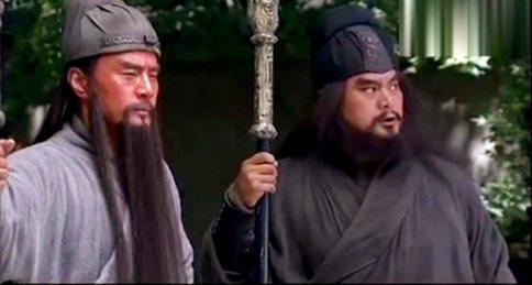 刘关张结拜是依据年龄大小排行么?