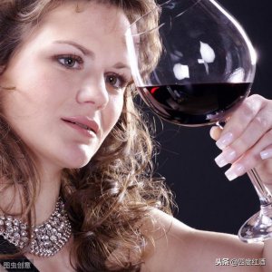 ​红酒倒进杯子泡泡多吗(红酒倒进杯子里很多气泡)