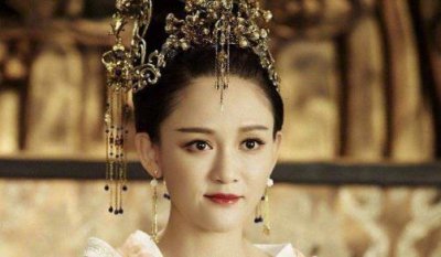 ​千金小姐喜欢上奴才，一年后她当上皇后