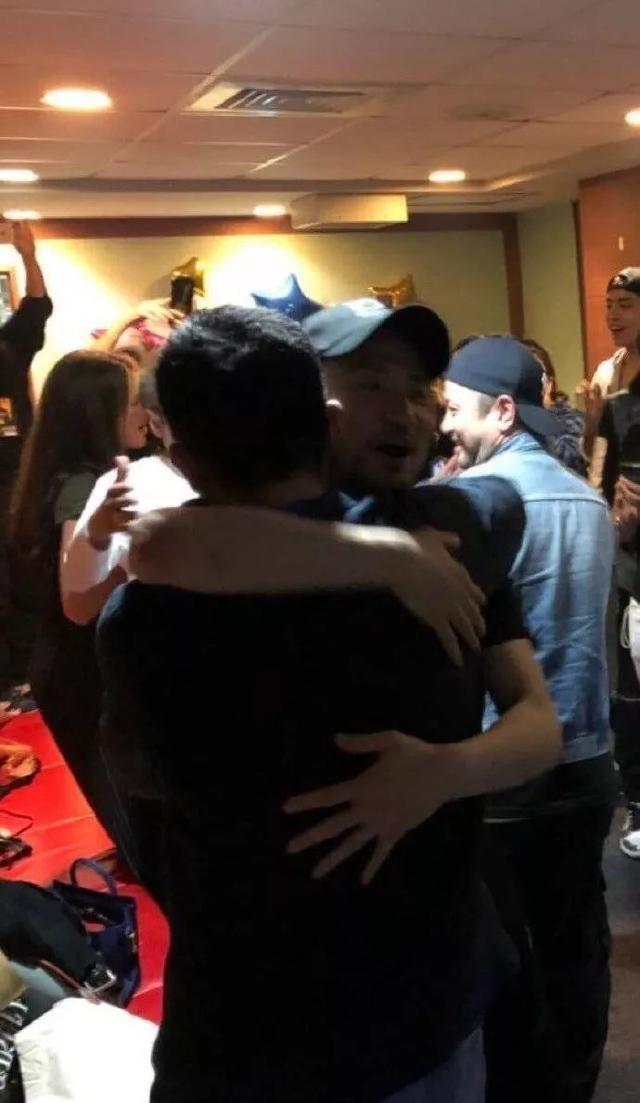 在演唱会现场，梁朝伟更是一副迷弟脸拿着荧光棒动情挥舞。