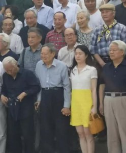 ​杨振宁翁帆现身画展 两人十指紧扣恩爱同框