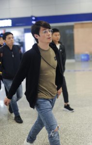 ​霍建华和老婆林心如一起幸福肥 圆润肚腩肥足一圈
