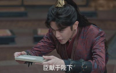 ​李沁“一脸苦相”算人间尤物？看看她和李小冉的合照就知道