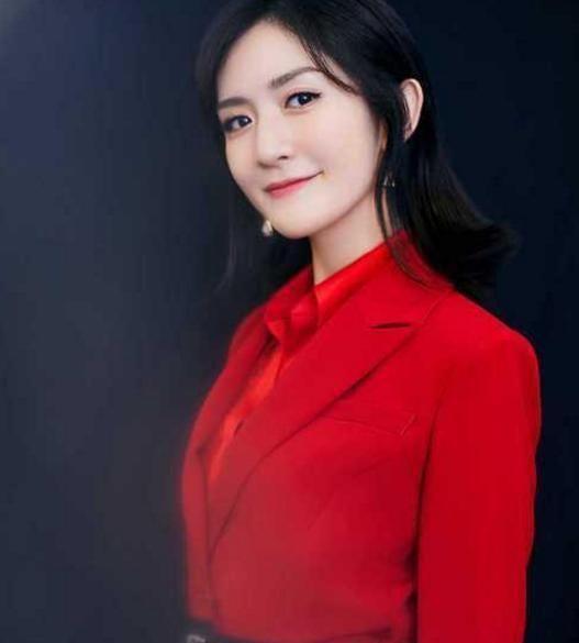 谢娜主持央视春晚一期被换，官媒给出12字评价，发生了什么？