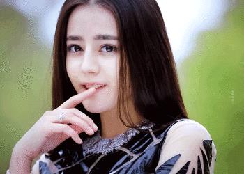迪丽热巴家庭背景曝光，原来父亲大有来头，怪不得杨幂这么捧她