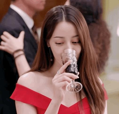 迪丽热巴家庭背景曝光，原来父亲大有来头，怪不得杨幂这么捧她