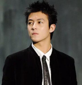 ​陈冠希带娃被跟拍，一脚踢在主播身上，主播的反应遭杨宗纬怒斥
