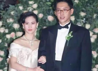 ​1993年10月25日，音乐巨星陈百强的葬礼上……