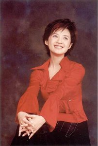 ​48岁央视主持人许戈辉近照，嫁入豪门成阔太，女儿漂亮随妈妈