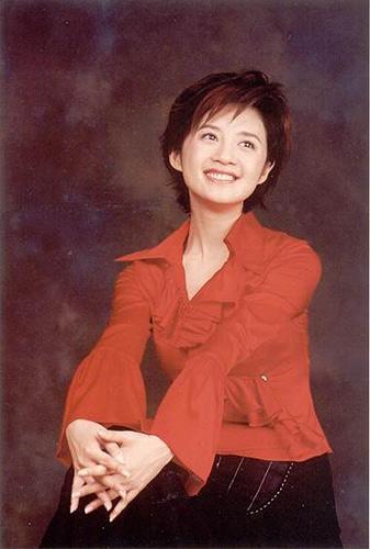 48岁央视主持人许戈辉近照，嫁入豪门成阔太，女儿漂亮随妈妈