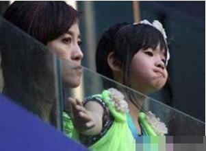 48岁央视主持人许戈辉近照，嫁入豪门成阔太，女儿漂亮随妈妈