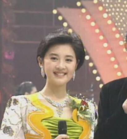 48岁央视主持人许戈辉近照，嫁入豪门成阔太，女儿漂亮随妈妈