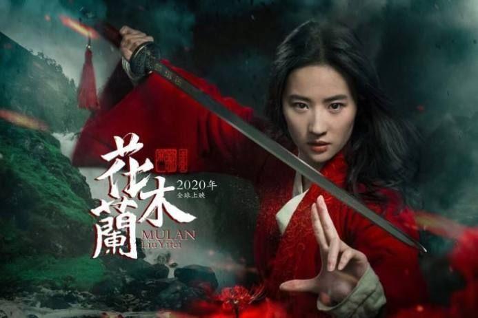 刘亦菲参加成龙电影周生图曝光，穿干练西装气场十足，脸发福了